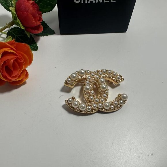 CHANEL Gold and White Pearl Brooch - Picture 3 of 6